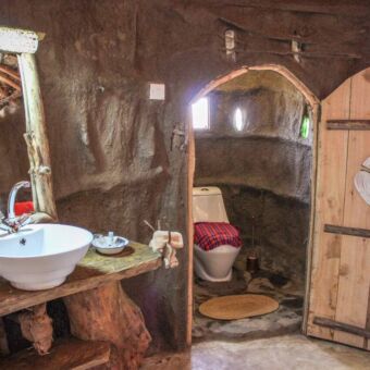 Detail van de sfeervolle badkamer bij Africa Amini