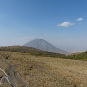 highlands met Ol Doinyo Lengai vulkaan droge heuvelachtige omgeving met de Ol Doinyo Lengai vulkaan op de achtergrond