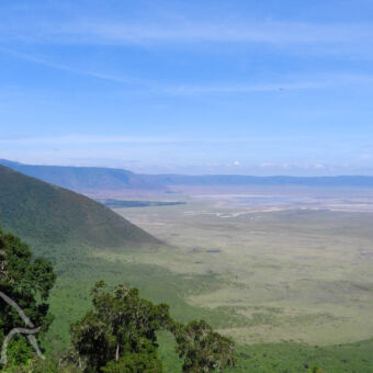 uitzicht vanaf de kraterrand vanaf een hoog uitzichtpunt op de rim kijk je in de ngororngoro krater