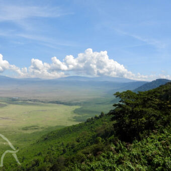 uitzicht in de Ngorongoro krater vanaf de kraterrand uitzicht in de Ngorongoro krater vanaf de kraterrand