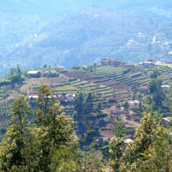 bergdorp vanaf een berg een overzicht van een bergdorp in Usambara mountains met huisjes en keurig rechte akkers