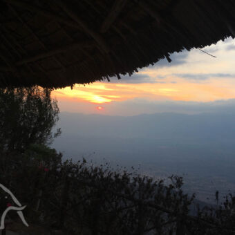 zonsondergang onder gaande zon met oranje lucht en nevelig uitzicht over Usambara Mountains tanzania