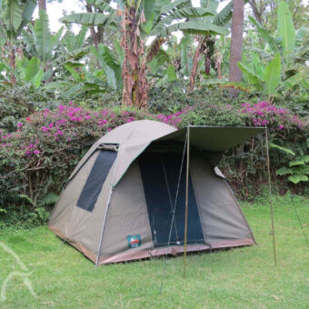 eigen tenten koepeltent met luifel op het gras in een tuin met bloemen en bomen