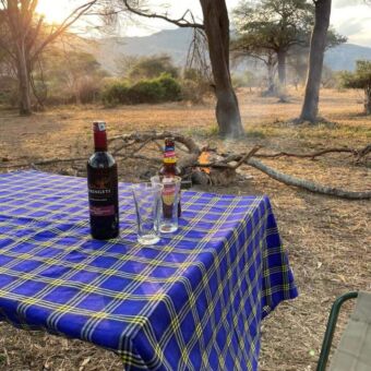 kampeer safari met een wijntje en een biertje in de bush