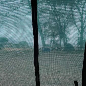 kijkend door het van het gaas koepeltentje special campsite