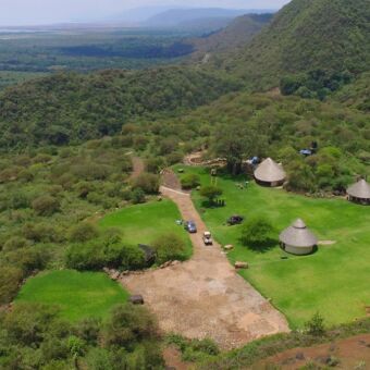 view van boven vanuit de lucht een overzicht van de huisjes en de campsite migombani tanzania
