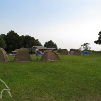 Simba campsite Ngorongoro uitzicht op de simba campsite bij ngorongoro met drie koepeltentjes op de voorgrond en verderop nog een aantal