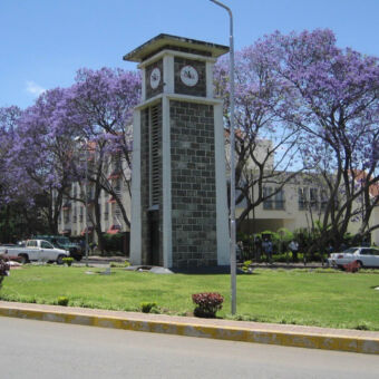clocktower in het centrum van Arusha een toren met een klok op een rotonde
