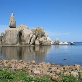 Bismarck rock Lake Victoria in het water grote rotsblokken met daar bovenop een rotsblok in de vorm van een peer en een vogels on top dit wordt de bismarck rock