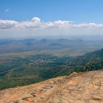berggezichten bovenop een berg een overzicht van het landschap met groen vegetatie en een wolkenlucht
