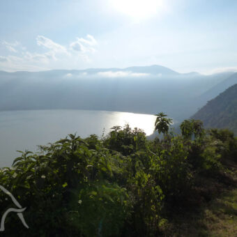 zonsondergang landschap overzicht met uitzicht op de Empakai krater tanzania wandelen