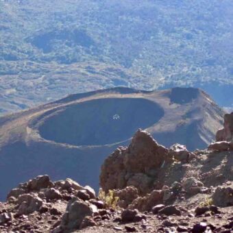 de krater van boven uitzicht vanaf boven op de ronde zwarte krater met in het midden een rond gat van Mount Menu tanzania