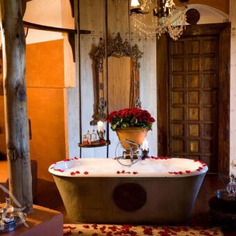 badderen in luxe bad vrijstaand in een luxe kamer met oude achtergrond een houten deur