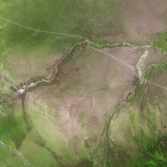 vanuit de lucht vanuit de lucht aan de randen groen en in het midden meer rotsachtig en de olduvai gorge tanzania