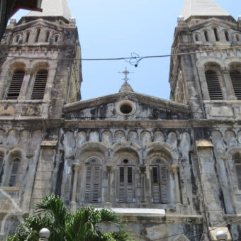St. Joseph's cathedral cathedral St. Joseph's met aan de zijkanten twee torens met spitse punt en in het midden een lager gebouw met kleien pilaren in grijs steen zanzibar
