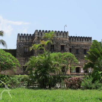oude fort Stone Town fort rechthoekig twee verdiepingen hoog in Stone Town tanzania