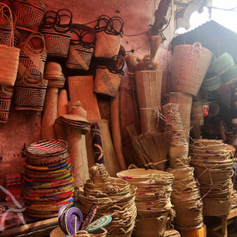 koopwaar op de markt rieten manden in alle soorten en maten op de markt Stone Town tanzania