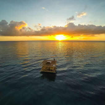 zonsondergang zonsondergang op de indische oceaan bij pemba met de onderwaterkamer van manta lodges pemba