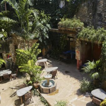 secret garden uitzicht op de geheime tuin met veel groen en een fonteintje bij het Emerson spice hotel zanzibar
