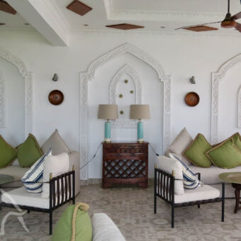 stijlvol hotel emerson spic van binnen in de lounge ruimte met witte muren en banken met veel kussens zanzibar eiland tanzania
