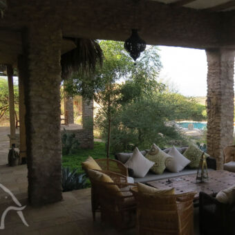 Lake Eyasi groot terras met afdak comfortabele banken en stoelen met uitzicht over het zwembad en Lake Eyasi tanzania