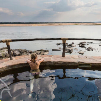 uitzicht op de rivier infinity pool aan en met uitzicht over de rufiji river bij selous tanzania