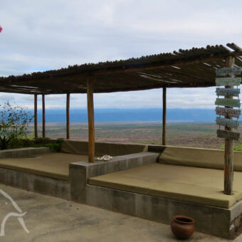 privé villa Lake Manyara grote loungebanken met afdak van hout en uitzicht over Manyara gebied bij een villa voor 10 personen tanzania