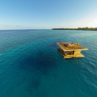 onderwaterhotel vanuit de lucht Indische oceaan bij pemba met een vierkante onderwater kamer van een lodge speciaal voor 2 personen ideaal voor een huwelijksreis in tanzania