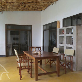 overdekt terras met tafel en regisseursstoelen van een villa vlakbij lake manyara tanzania