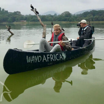 vogels fotograferen Kanovaren op lake Duluti met vogels op de achtergrond