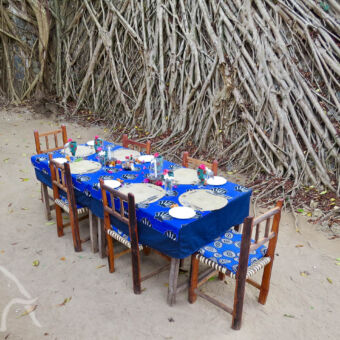 dinner table mooie eenvoud gedekte tafel met zes stoelen op mafia eiland