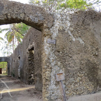 oude gevangenis vervallen oude gevangenis met stenen grijze muren zonder dak op mafia eiland tanzania