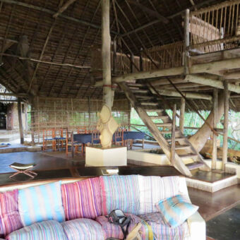 bank met veelkleurige stof in de lounge ruimte met twee verdiepingen en een rieten dak op mafia eiland tanzania