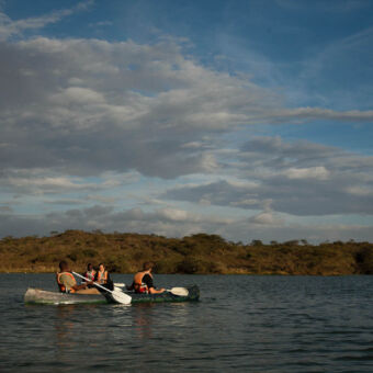 kanoën op de Momela meren vier mensen in twee kano's op het Momela meer in arusha national park tanzania