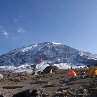 tenten Kilimanjaro kleine tentjes bij barafu camp op de kilimanjaro met de besneeuwde top op de achtergrond tanzania