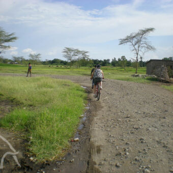 platteland rondom Mto wa Mbu 2 mensen op een mountainbiketocht in de buurt van mto wa mbu op het platteland tijdens een mountainbike activiteit