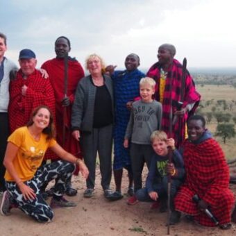 Met 3 generaties unieke ervaringen delen famile 3 generaties met opa oma zoon en schoondochter en kleinkinderen met dire masai mannen tijdens een bezoek aan de masai in tanzania