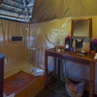 badkamer badkamer van de tent bij rhotia valley tanzania