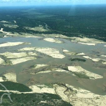landschap vanuit de lucht we kijken vanuit een vliegtuigje neer op het wonderlijke landschap van Ruaha met groot breed water met daarin allemaal witte eilandjes van zand