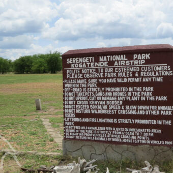 airstrip Kogatende informatie bord over de Kogatende airstrip Noord-Serengeti