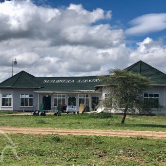 airstrip Serengeti airstrip met gebouwtje bij seronera tanzania