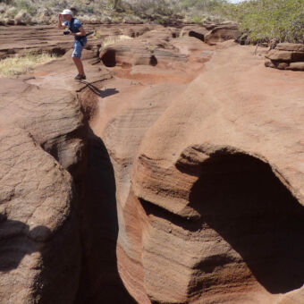 trekking door de rivierbedding man op een rivierbedding tijdens een trekking activiteit bij Lake Chala
