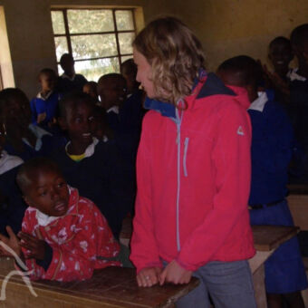 bezoek aan een schoolklas vol met kinderen die je toe zingen tanzania