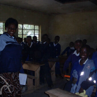 basisschool Tanzania lachende kinderen in een schoolklas Tanzania