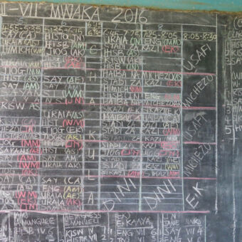 schoolbord met het lesrooster van een school in tanzania
