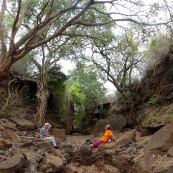 canyon walk wandel excursie met drie zittende mensen die door een canyon lopen in de buurt van lake chala tanzania