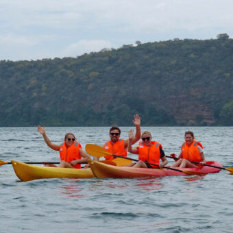 kayakken op het meer vier mensen die zwaaien vanuit twee kano's op lake chala in tanzania