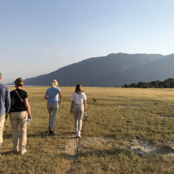 wandelsafari in Lake Manyara national park Vier mensen die een wandelsafari doen bij Lake Manyara national park Tanzania