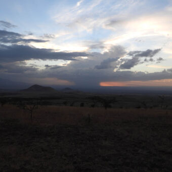 sundower zon die al bijna onder is waarbij de luchten deels rood kleuren ten westen van de Kilimanjaro tanzania