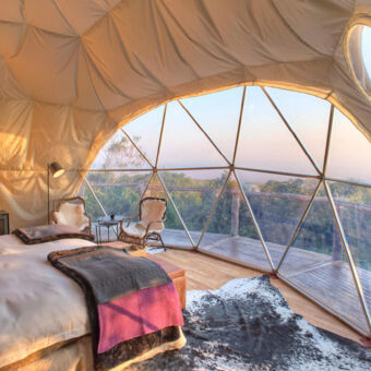 The Highlands Bedroom view binnenkant van een luxe tent met een prachtig uitzicht over de ngorongoro krater